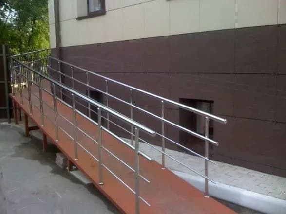 rada-planuye-posiliti-vidpovidalnist-za-vidsutnist-dostupu-do-budivel-dlya-osib-z-invalidnistyu