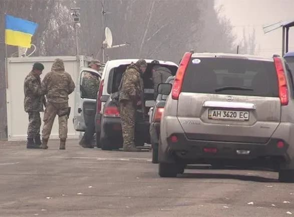 bilshe-450-avto-stoyat-u-chergakh-na-kpvv-na-donbasi