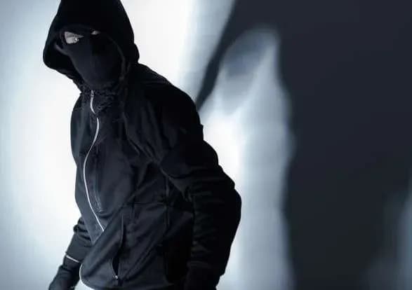 na-odeschini-cholovik-z-nozhem-pistoletom-i-elektroshokerom-pograbuvav-inozemtsya