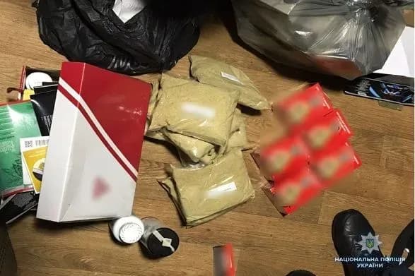 v-kiyevi-pid-viglyadom-badiv-prodavali-psikhotropni-rechovini