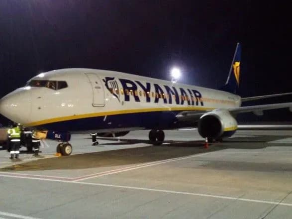u-kiyevi-prizemlivsya-litak-ryanair-na-bortu-mozhe-buti-menedzhment-kompaniyi