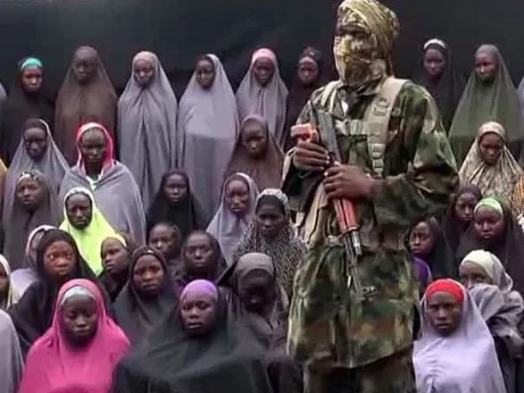 vlada-nigeriyi-pidtverdila-zniknennya-110-shkolyarok-pislya-napadu-boyovikiv