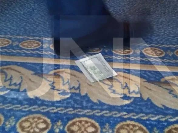 khtos-z-nardepiv-u-kuluarakh-radi-zagubiv-200-dolariv