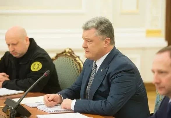 prezident-vimagaye-zhorstkikh-perevirok-ukrayinskiy-pasport-ne-maye-distatis-abi-komu