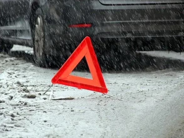 teplovoz-vrizavsya-u-mikroavtobus-u-chernivetskiy-oblasti