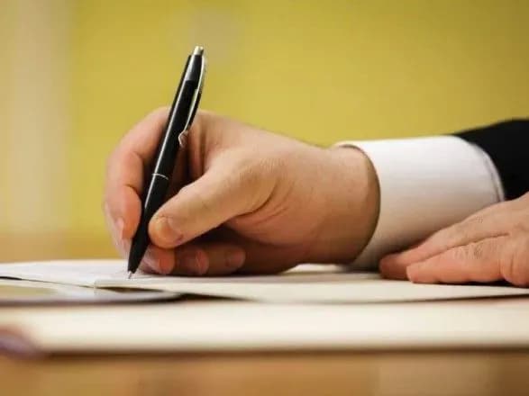 prezident-uviv-u-diyu-kriminalnu-vidpovidalnist-za-dovedennya-do-samogubstva