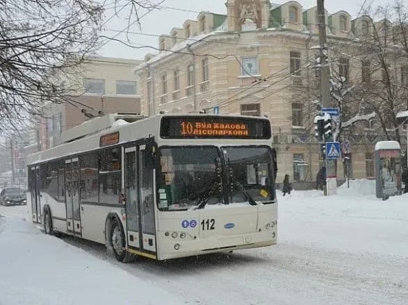 u-kropivnitskomu-cherez-snig-obvalivsya-dakh-likarni