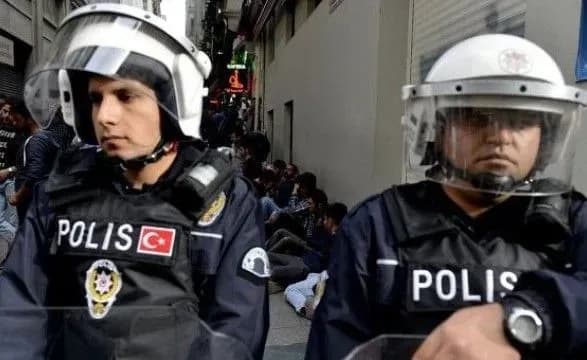 v-turechchini-zatrimali-13-osib-pidozryuvanikh-u-planuvanni-napadu-na-posolstvo-ssha