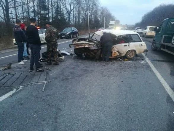 pasazhirskiy-avtobus-ta-legkovik-zitknulisya-na-lvivschini