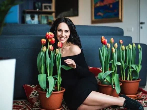 dzhamala-pokazala-yak-kvitnut-tyulpani-nazvani-na-yiyi-chest