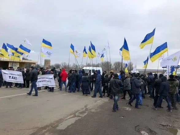 berezhitsya-khomutinniki-agrariyi-pogrozhuyut-provesti-strayk-pid-stinami-vr