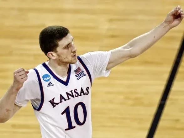 mikhaylyuk-dopomig-kanzasu-probitisya-do-1-8-finalu-pley-of-ncaa