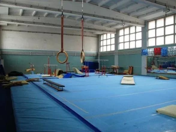 shkolyar-na-donechchini-pomer-na-urotsi-fizkulturi