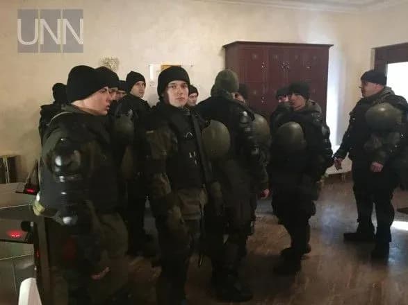 sprava-savchenko-sud-okhoronyayut-kilka-desyatkiv-pravookhorontsiv