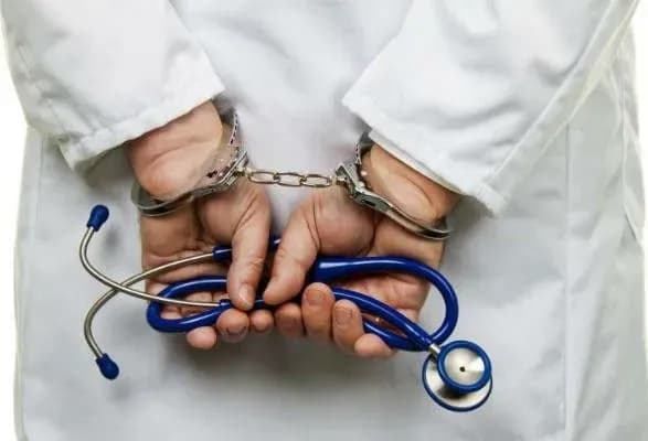 pratsivnikiv-okhmatditu-pidozryuyut-v-privlasneni-likiv-na-8-mln-grn