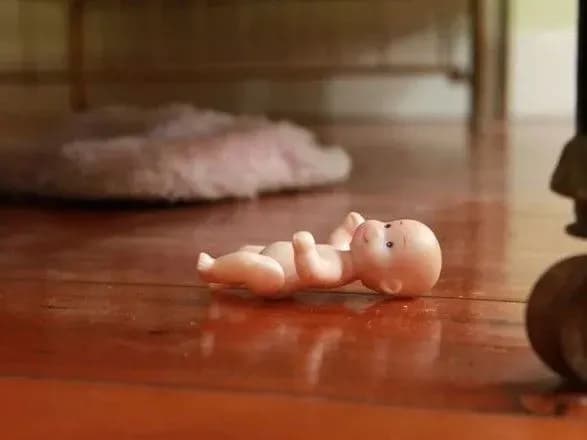 smert-dvorichnoyi-ditini-na-zakarpatti-materi-povidomleno-pro-pidozru-u-vbivstvi