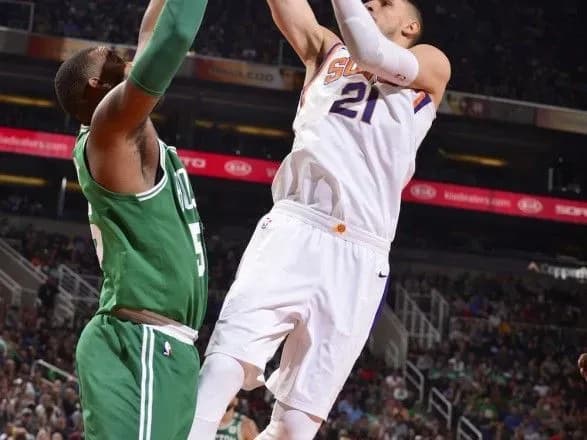 tsentroviy-len-nabrav-visim-ochok-i-zaznav-travmi-u-matchi-proti-bostona