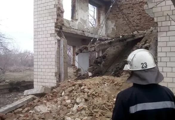 cholovika-privalilo-zalizobetonnimi-plitami-na-kirovogradschini