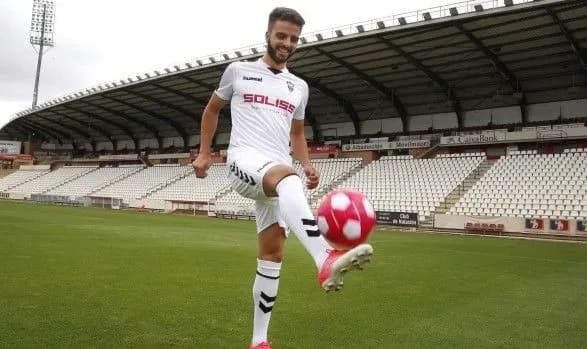 partner-forvarda-zozuli-po-albasete-vipav-z-vikna-gotelyu