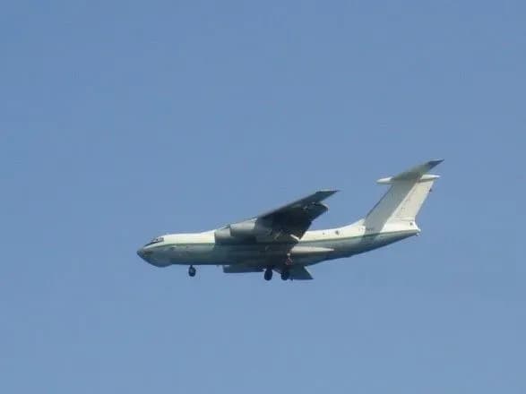 blizko-100-lyudey-zaginuli-vnaslidok-avariyi-viyskovogo-litaka-v-alzhiri-zmi