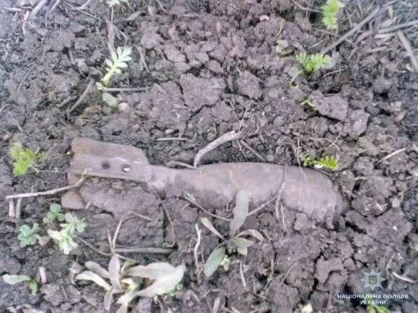 diti-znayshli-protivopikhotnu-minu-bilya-dorogi-na-donechchini