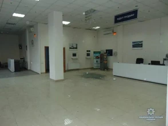 granatu-kinuli-u-primischennya-avtosalonu-na-mikolayivschini