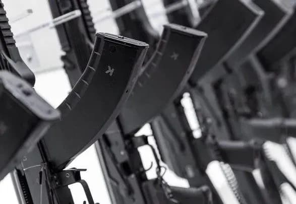 sbu-i-natspolitsiya-zatrimali-zlochinnu-grupu-yaka-vvozila-v-ukrayinu-zbroyu-zi-ssha-ta-yes