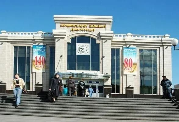 pryamo-na-platformi-zhinka-narodila-ditinu-na-zaliznichniy-stantsiyi-darnitsya-u-kiyevi