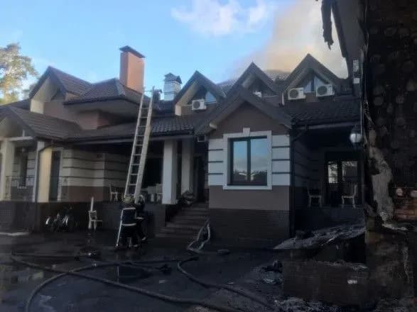 pid-kiyevom-spalakhnuv-restoranniy-kompleks-pozhezhu-dosi-ne-zagasili