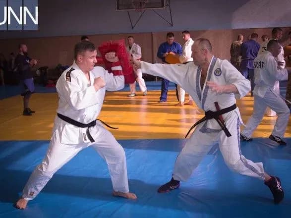 viysokovsluzhbovtsi-ato-proyshli-intensiv-z-rukopashnogo-boyu