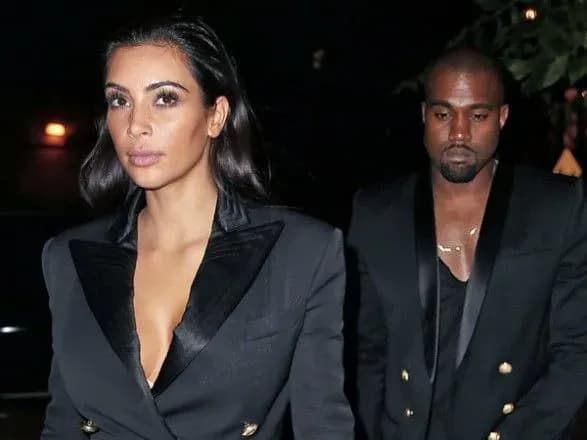 kim-kardashyan-i-kanye-uest-posperechalis-cherez-trampa