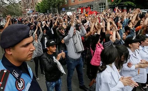 protesti-v-virmeniyi-protestuyuchi-zablokuvali-tsentr-yerevanu