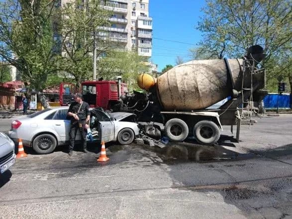 v-odesi-banda-kradiyiv-namagayuchis-vtekti-vyikhala-v-betonozmishuvach