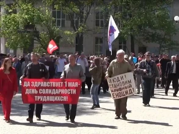 pershotravneva-khoda-u-kharkovi-uchasnikiv-oblili-kefirom