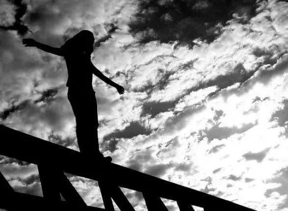 u-kharkovi-divchina-zbiralasya-zistribnuti-iz-zaliznichnogo-mostu