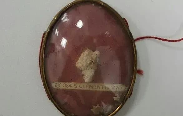 moschi-papi-rimskogo-znayshli-v-smittyevomu-baku-v-londoni