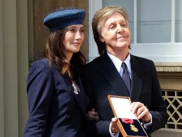 yelizaveta-ii-vruchila-polu-makkartni-orden-kavaleriv-poshani