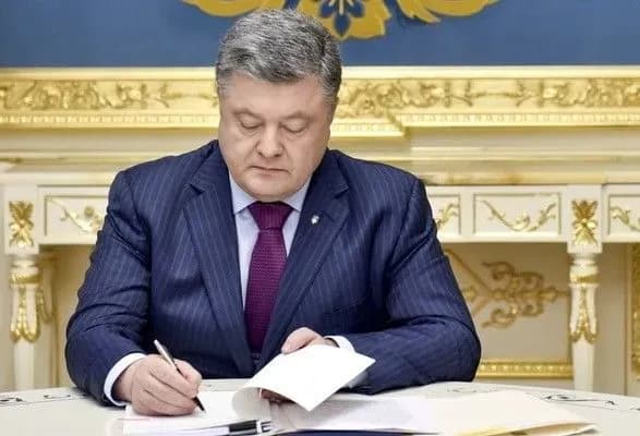 zakon-pro-dipsluzhbu-poroshenko-povernuv-dokument-vr-iz-vlasnimi-propozitsiyami