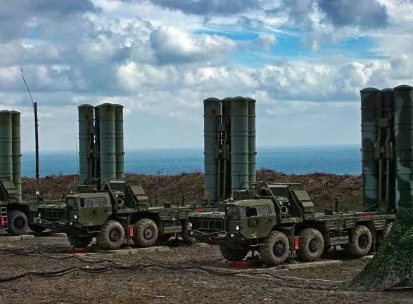 rosiya-napravit-v-okupovaniy-krim-kompleksi-s-400-triumf-i-pantsir-s