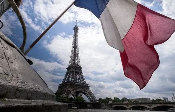 richnitsya-inavguratsiyi-makrona-u-frantsiyi-protestuyut-tisyachi-lyudey