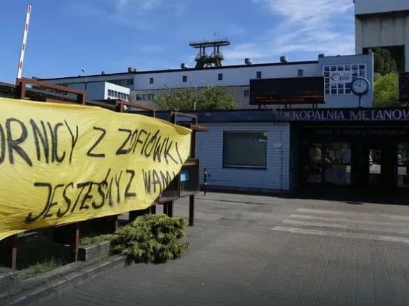 avariya-na-shakhti-v-polschi-chotirokh-girnikiv-distali-troye-pid-zavalami