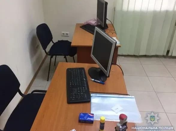 v-kiyevi-valyutni-shakhrayi-vidstrilyuvalis-tikayuchi-vid-politsiyi