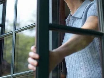 u-kiyevi-z-vosmogo-poverkhu-vipala-zhinka