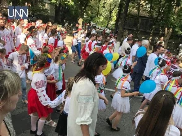 tisyachi-lyudey-odyagnuli-vishivanki-u-prifrontovomu-mariupoli