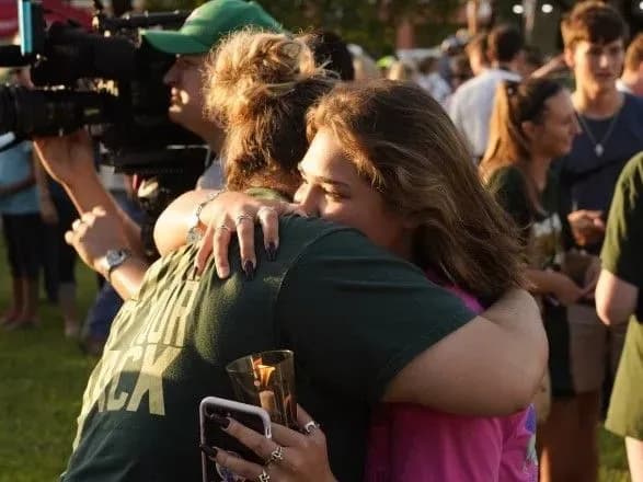 the-hill-strilok-zi-shkoli-santa-fe-viv-schodennik-iz-planami-napadu