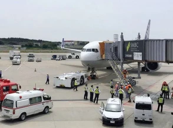 v-aeroportu-tokio-pid-chas-zlotu-zagorivsya-litak