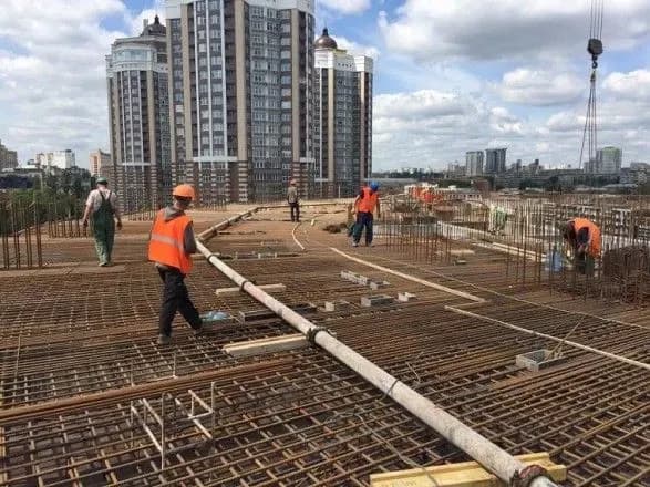 u-kiyivmiskbudi-pokazali-yak-vidbuvayetsya-zvedennya-zhk-mirax