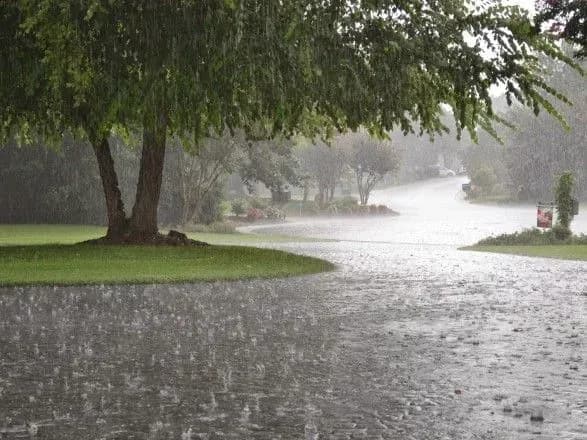 u-nayblizhchi-pivtori-dobi-u-pivdenno-skhidnikh-oblastyakh-ochikuyutsya-grozi-i-grad