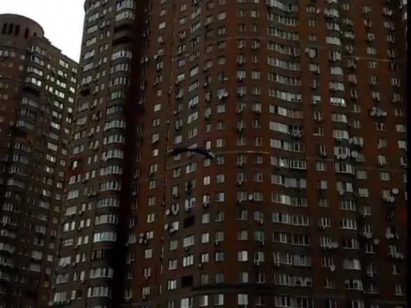 ekstremal-z-parashutom-stribnuv-zi-stolichnoyi-bagatopoverkhivki