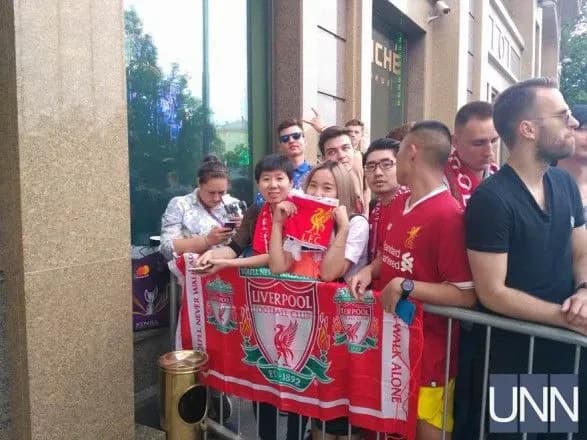 fani-liverpulya-ta-realu-chatuyut-na-komandi-bilya-stolichnikh-goteliv